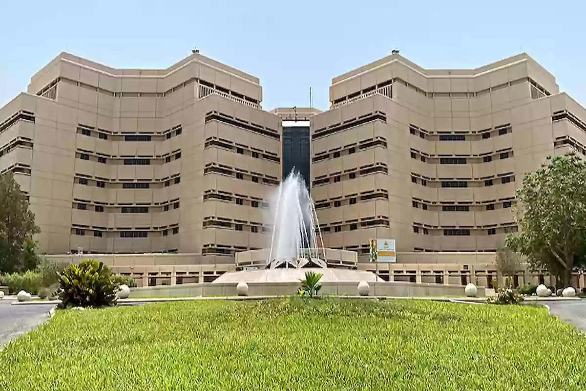 جامعة الملك عبدالعزيز عن بعد (البرامج المتاحة - الرسوم - شروط الالتحاق)