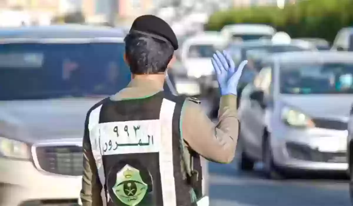 هل هناك مخالفة على تعدي الإشارة الحمراء والتراجع؟! المرور السعودي يصدم أصحاب المركبات