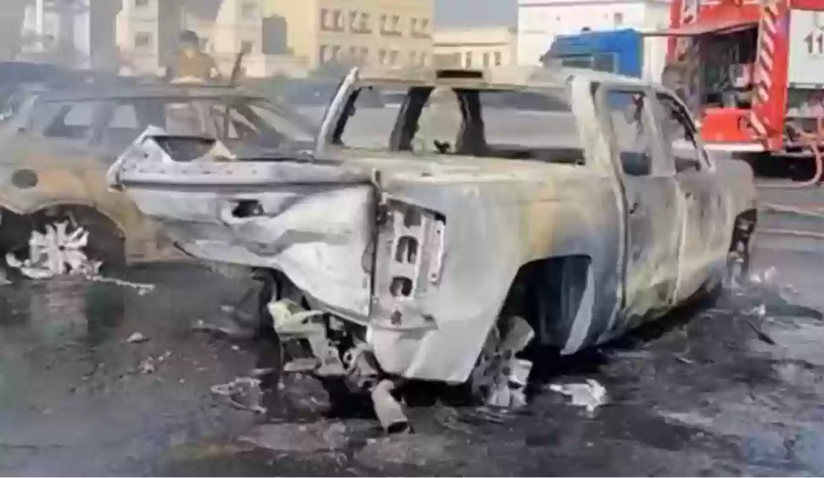 ألسنة اللهب تشتعل في حادث مروع يلتهم عدة مركبات بالكويت