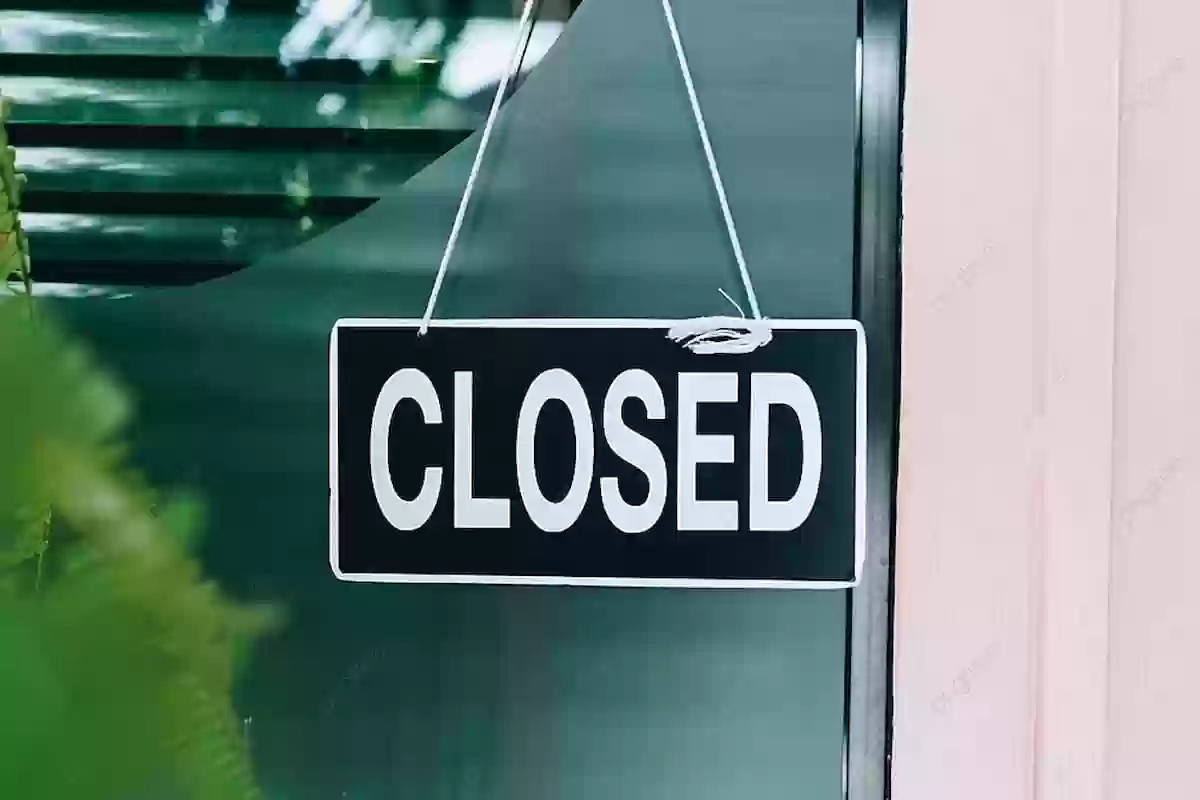 مواطن يكشف سبب إغلاق محلاته
