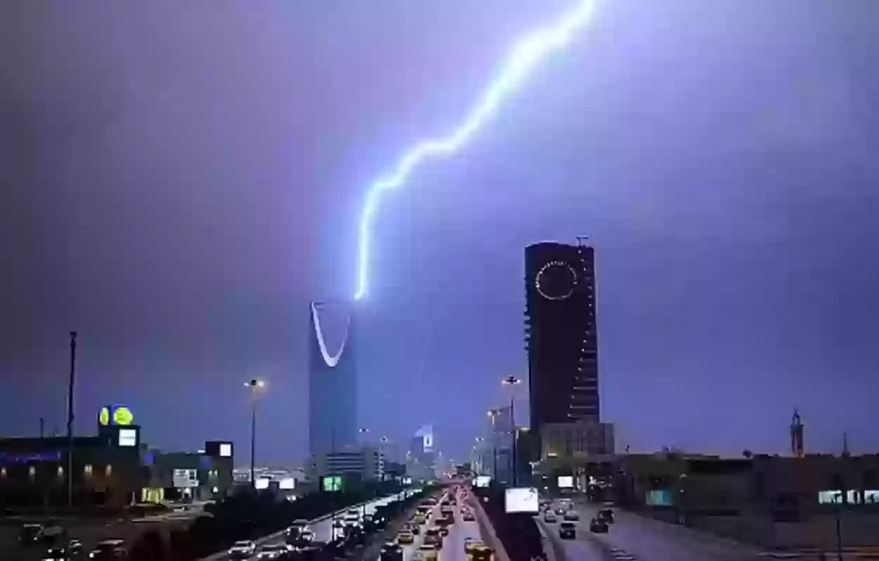 الرؤية تنعدم في الرياض والأمطار تعطل سير الحياة
