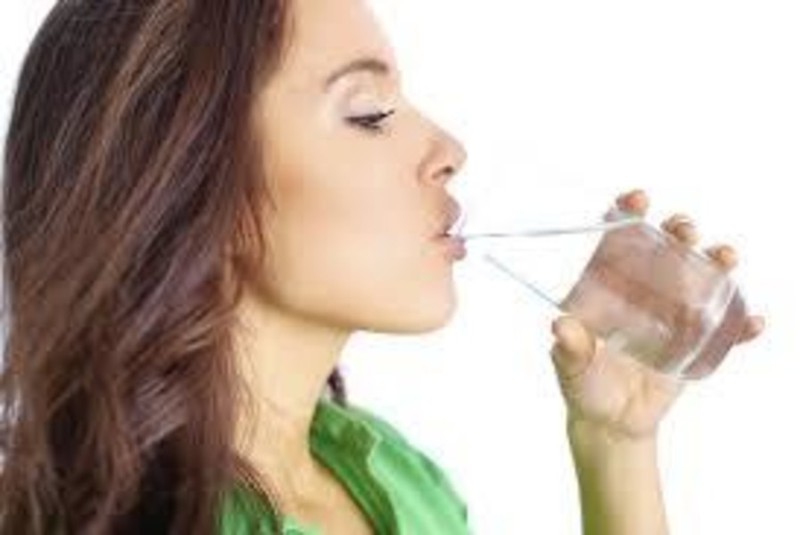 فوائد مذهلة لشرب الماء الدافئ على الريق وقبل النوم سوف تغير حياتك